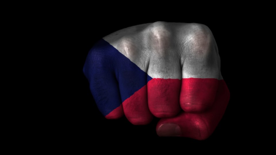 Více než polovina Čechů je hrdá na svou národnost, 6 % se za ni stydí